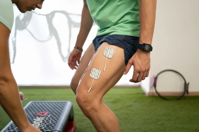 Sesión de fisioterapia deportiva en Centro Spiral en Aguadulce, Almería